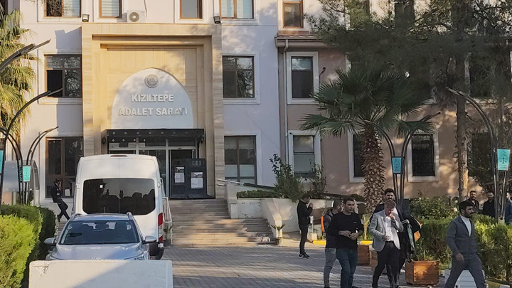 Mardin'de 'yol verme' kavgasında ölü sayısı 3'e yükseldi! Gözaltına alınan 29 şüpheliden 5'i tutuklandı 2 Mardin'de 'yol verme' kavgasında ölü sayısı 3'e yükseldi! Gözaltına alınan 29 şüpheliden 5'i tutuklandı