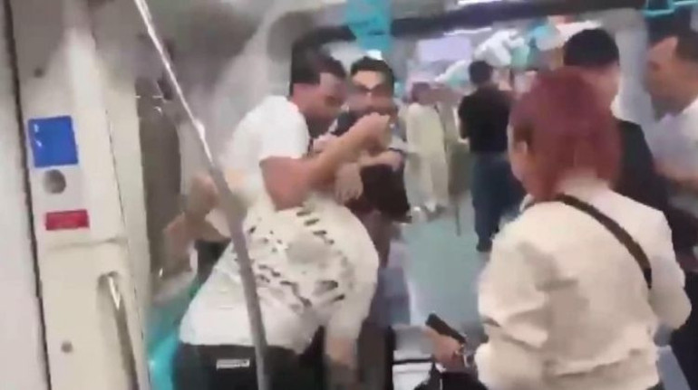 Marmarayda yumruklu kavga… O anlar kameraya böyle yansıdı