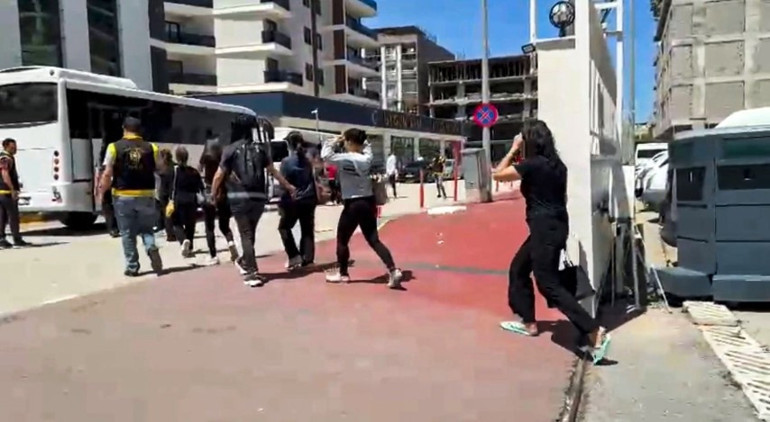 Masaj salonlarına fuhuş baskını: Çok sayıda kadın gözaltına alındı