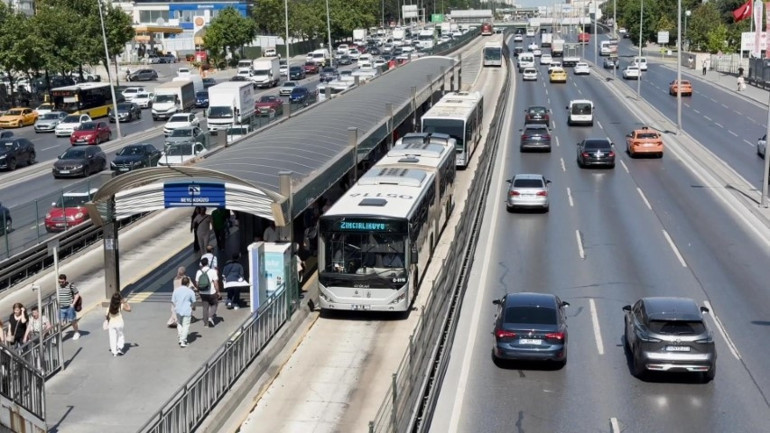 Metrobüsteki kavgada ölümlü son: Baba ile oğlu saldırıp bıçakladı