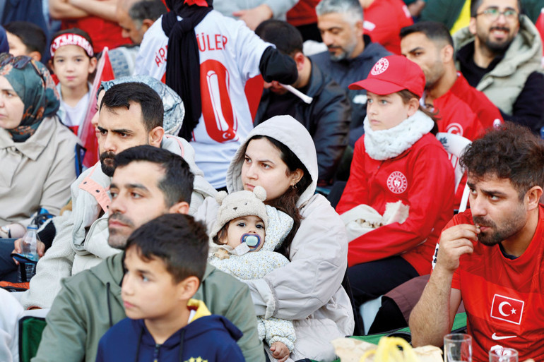 Meydanlarda ay yıldızlı buluşma
