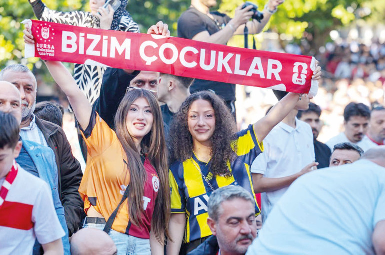 Meydanlarda ay yıldızlı buluşma