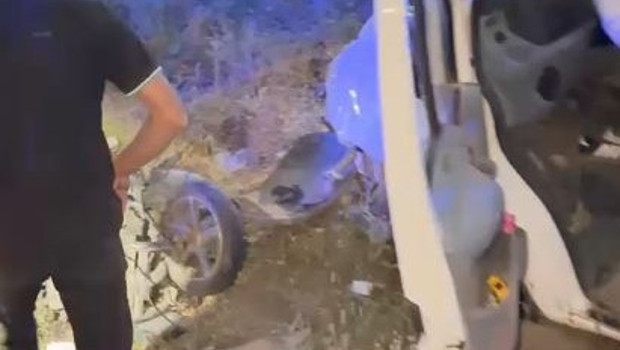 Minibüs ile çarpışan motosikletin sürücüsü öldü, 4 kişi yaralandı