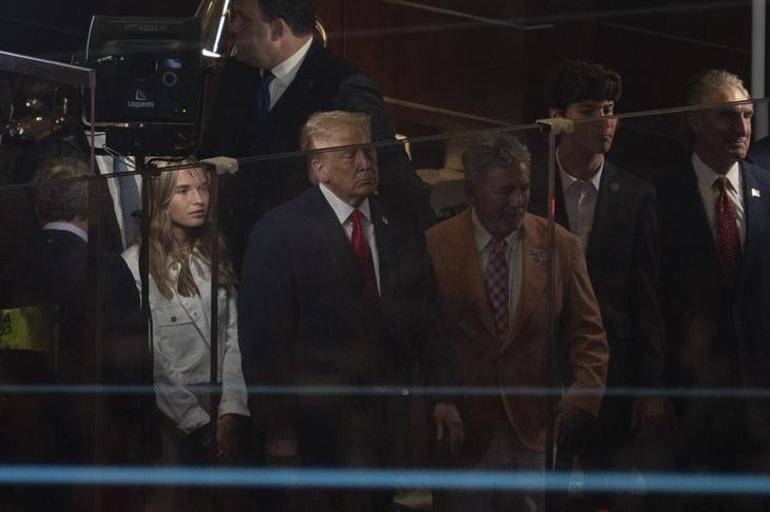 NBA finalinde Trump'a büyük şok! Neye uğradığını şaşırdı: Dakikalarca yuhalandı 3 NBA finalinde Trump'a büyük şok! Neye uğradığını şaşırdı: Dakikalarca yuhalandı
