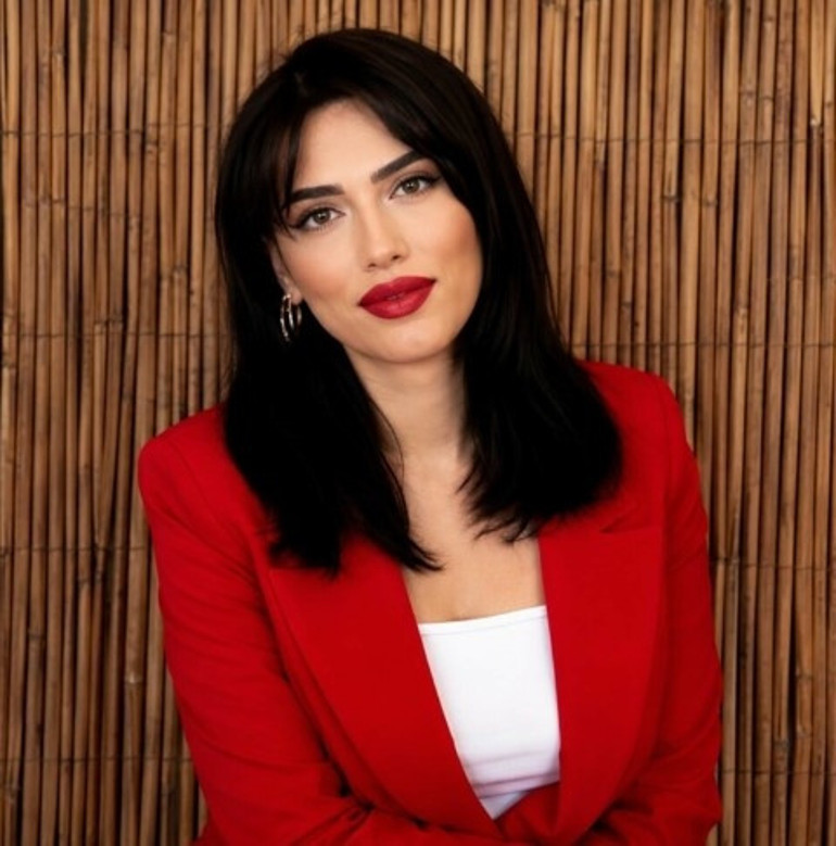 Ölümündeki iddialar gündem olmuştu: Irmak öğretmen memleketinde toprağa verildi... Cenazede yürek yakan anlar