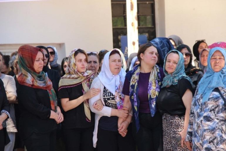 Ölümündeki iddialar gündem olmuştu: Irmak öğretmen memleketinde toprağa verildi... Cenazede yürek yakan anlar