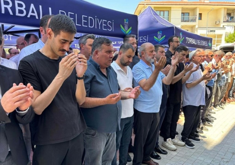 Ölümündeki iddialar gündem olmuştu: Irmak öğretmen memleketinde toprağa verildi... Cenazede yürek yakan anlar