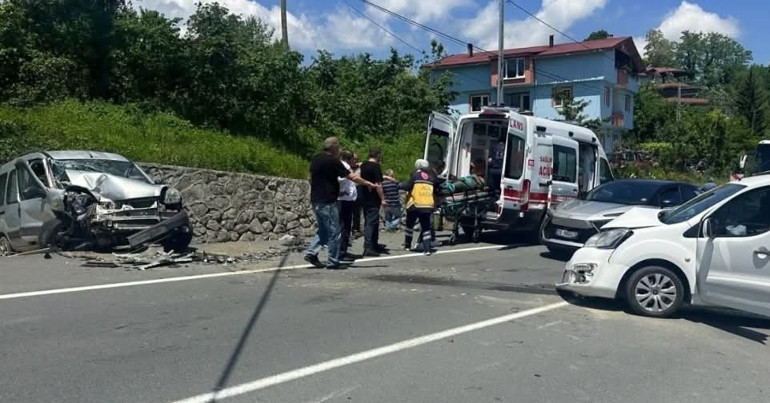 Otomobil karşı şeride geçti: 7 kişi yaralandı