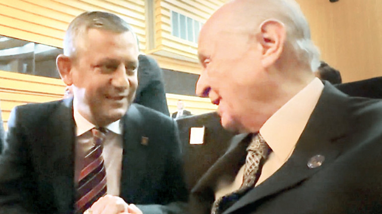 Özgür Özel karar vermeli: Direniş mi yapacak siyaset mi