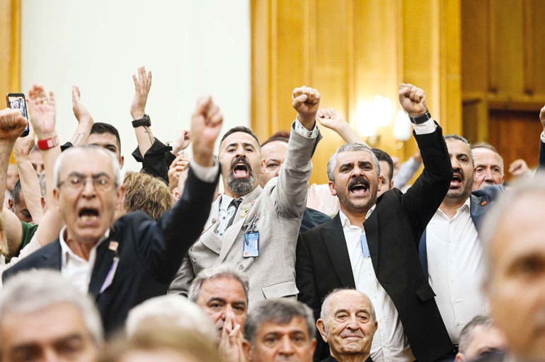 Özgür Özel: Kurultay yapılırsa bu defter kapanır