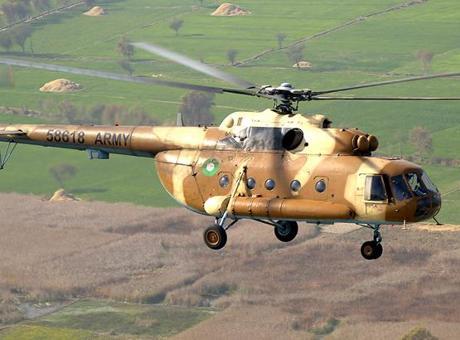 Pakistan’da askeri helikopter kalkış sırasında düştü!