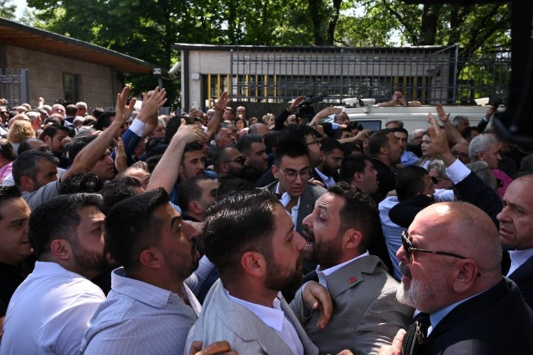 ‘Partiye yakışmıyor’ Kürsü gerilimi büyüyor Özgür Özelden Kılıçdaroğluna sert sözler
