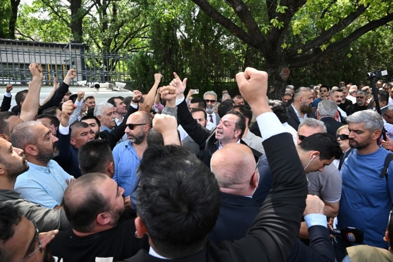 ‘Partiye yakışmıyor’ Kürsü gerilimi büyüyor Özgür Özelden Kılıçdaroğluna sert sözler