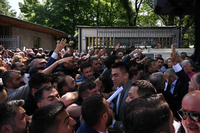 ‘Partiye yakışmıyor’ Kürsü gerilimi büyüyor Özgür Özelden Kılıçdaroğluna sert sözler