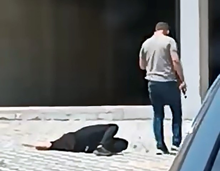 Polis baba, oğlunu silahla öldürüp başında bekledi: Olayın sebebi dehşete düşürdü