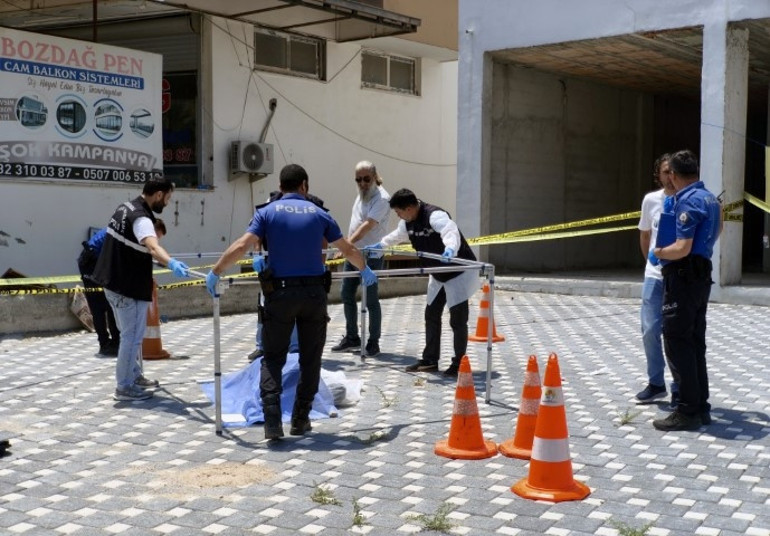 Polis baba, oğlunu silahla öldürüp başında bekledi: Olayın sebebi dehşete düşürdü