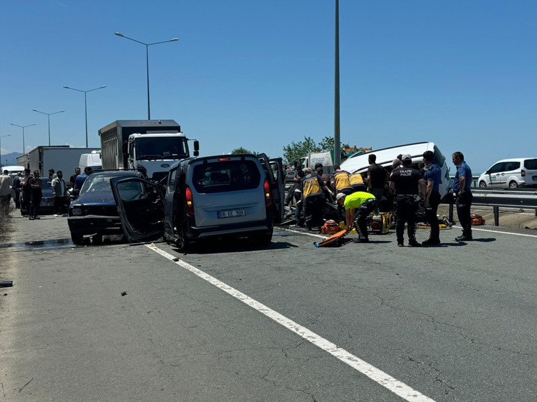 Rizede feci kaza: Ters yöne giren otomobil, karşı yönden gelen araçla çarpıştı: 2 can kaybı, 3 yaralı