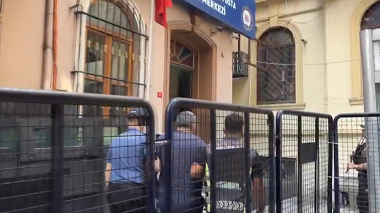 Sanal medya yayıncısını dolandıran taksici tutuklandı: Taksimetreyi açmadı 136 dolar ücret aldı