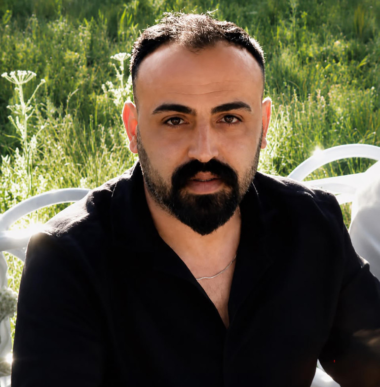 Sanatçı baba cenazede gözyaşlarına boğuldu Ağabey hayatını kaybetti, kız kardeşi yaşam mücadelesi veriyor