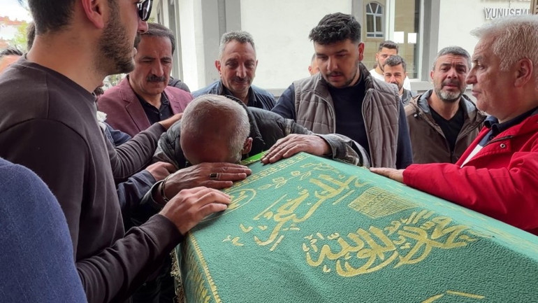 Sanatçı baba cenazede gözyaşlarına boğuldu Ağabey hayatını kaybetti, kız kardeşi yaşam mücadelesi veriyor