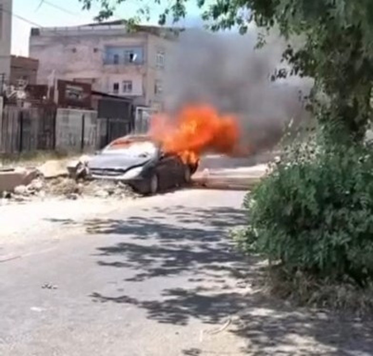 Sanayiye tamir için bırakılan otomobil alev alev yandı