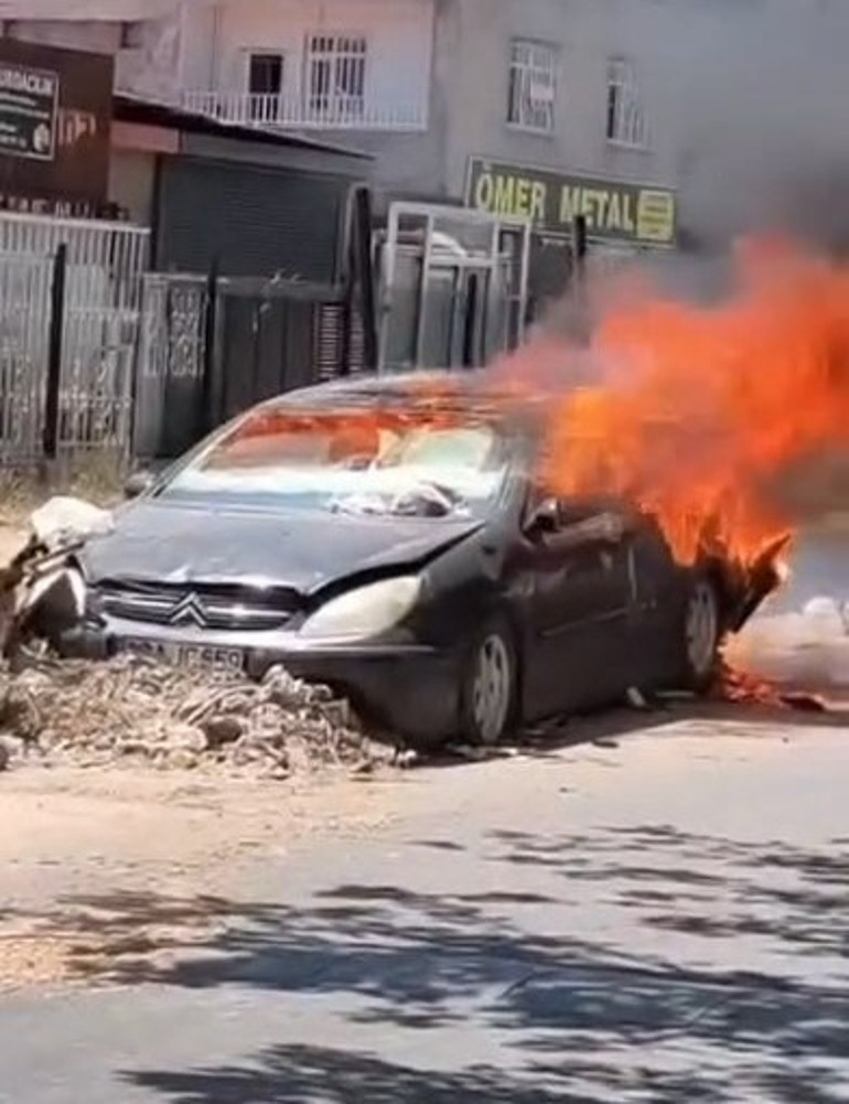 Sanayiye tamir için bırakılan otomobil alev alev yandı