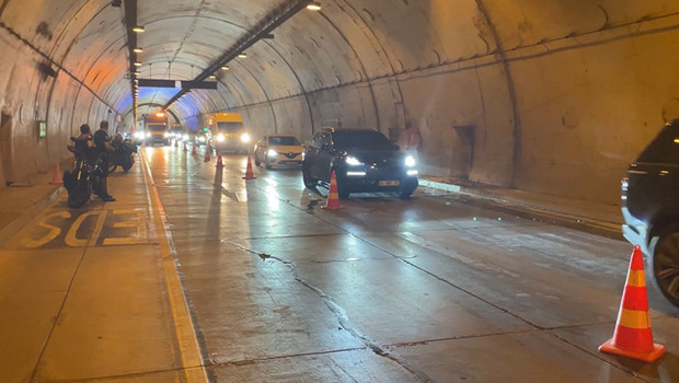 Şişli’de tünele dökülen yağ kazaya neden oldu: 1’i polis 3 yaralı