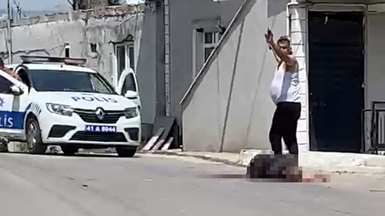 Sokak ortasında vahşet! 5 çocuk annesi kadın eşi tarafından sokakta defalarca bıçaklandı 2 Sokak ortasında vahşet! 5 çocuk annesi kadın eşi tarafından sokakta defalarca bıçaklandı