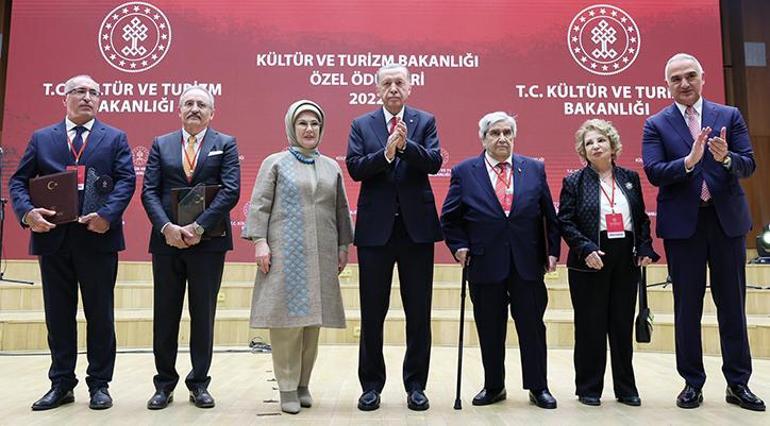 SON DAKİKA: Cumhurbaşkanı Erdoğan'dan ödül töreninde dikkat çeken mesaj! ''Mahalle baskısını reddediyoruz''