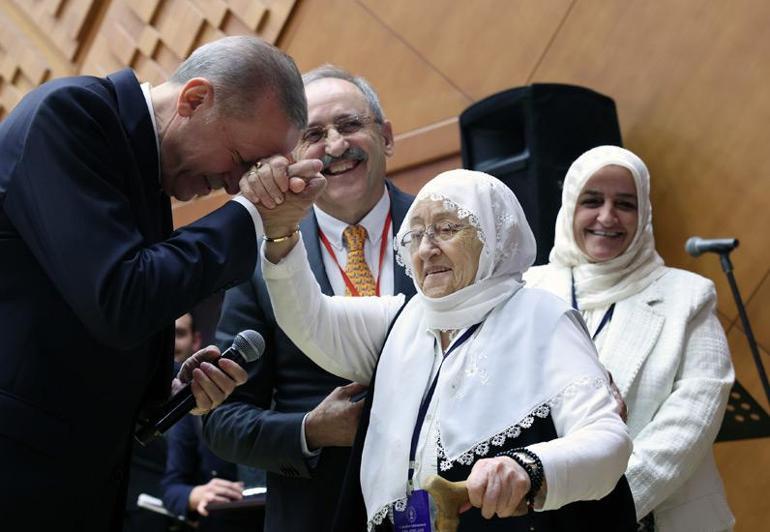 SON DAKİKA: Cumhurbaşkanı Erdoğan'dan ödül töreninde dikkat çeken mesaj! ''Mahalle baskısını reddediyoruz''