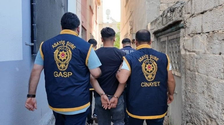 Sosyal medyada silah teşhirine 14 gözaltı
