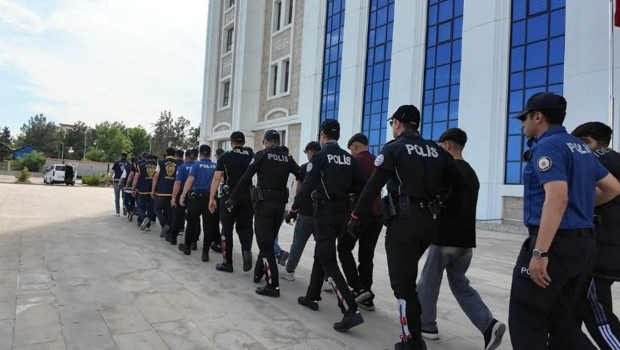 Sosyal medyada “silah teşhiri”ne 14 gözaltı