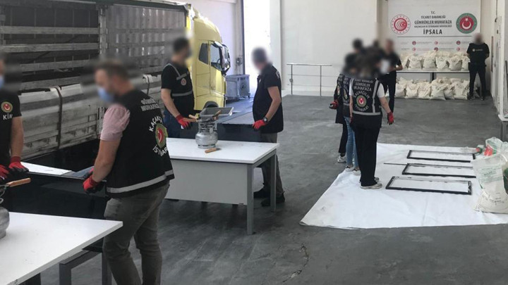 Ticaret Bakanlığı duyurdu: İpsala Gümrük Kapısı'nda 1 ton üzerinde uyuşturucu madde ele geçirildi