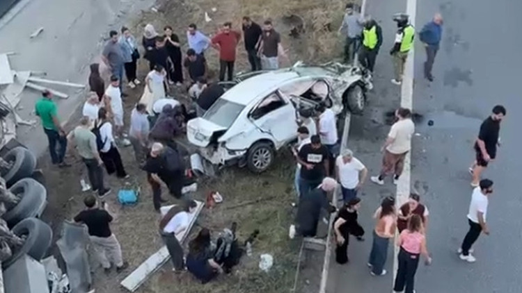TIR, otomobile çarpıp devrildi: 6 yaralı 2 TIR, otomobile çarpıp devrildi: 6 yaralı