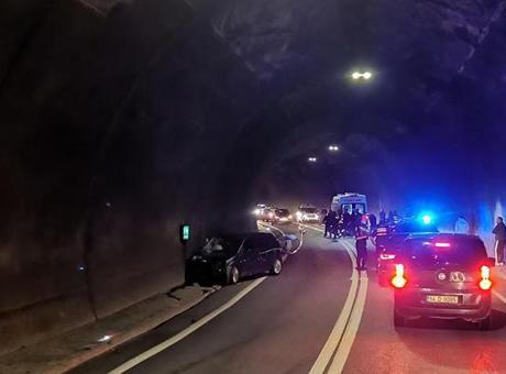 Tünelde otomobil ile motosiklet çarpıştı; 1 ölü, 2 yaralı