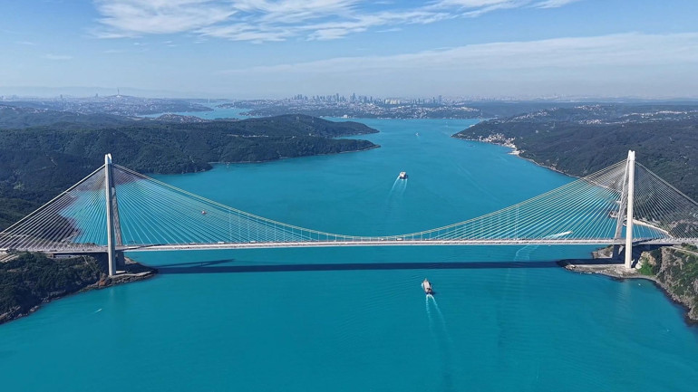 Turkuaza bürünen İstanbul Boğazı büyüledi Yunuslar havadan görüntülendi