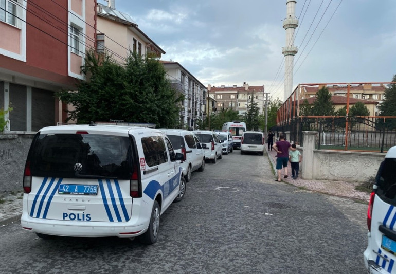 Uzaklaştırma kararı olan koca eve gelip dehşet saçtı… Çocuklarının gözü önünde eşini boynundan bıçakladı