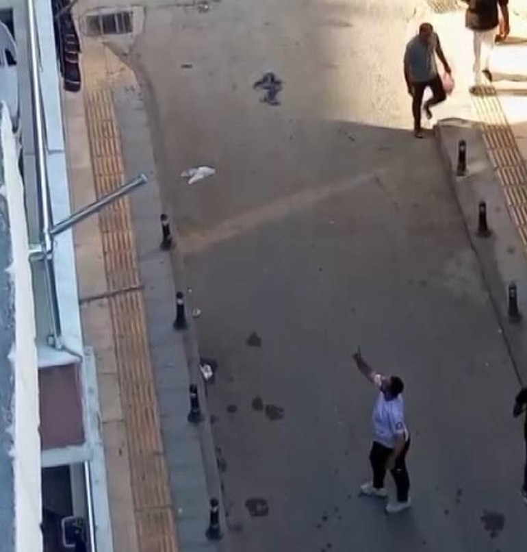 Yolda gördüğü kişileri husumetlilerine benzetip bıçakla saldırdı: Diğer grup satırla karşılık verdi