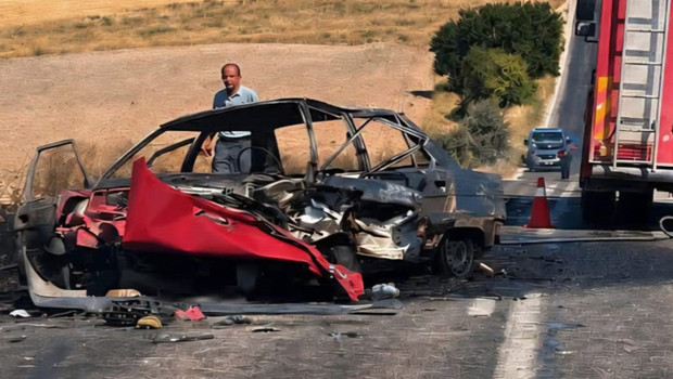 Afyonkarahisar'da feci kaza! Çarpışan otomobillerden biri alev aldı: 1 ölü, 2 yaralı