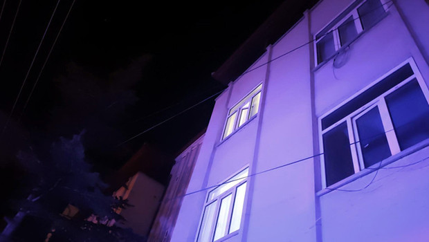 Aksaray’da eşi eve almayınca çatıdan girmeye çalışan genç 3’üncü kattan düştü
