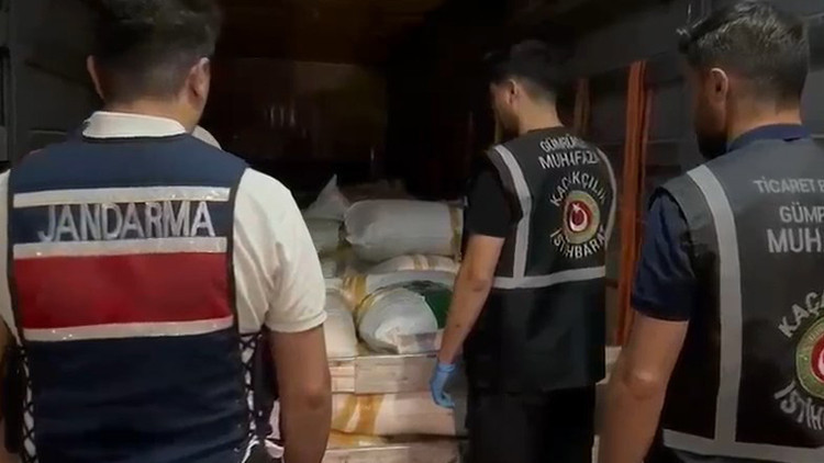 Ambarlı Limanı'nda gemide yeşil reçeteli ilaç üretiminde kullanılan 3 ton uyuşturucu madde ele geçirildi 2 Ambarlı Limanı'nda gemide yeşil reçeteli ilaç üretiminde kullanılan 3 ton uyuşturucu madde ele geçirildi