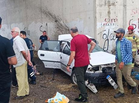 Bursa’da feci kaza! Otomobil köprü altındaki beton duvara çarptı: 3 ölü 2 yaralı