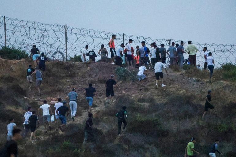 Fas-İspanya hattında göçmen krizi! Çok sayıda can kaybı var, bölgeye asker gönderiliyor 6 Fas-İspanya hattında göçmen krizi! Çok sayıda can kaybı var, bölgeye asker gönderiliyor
