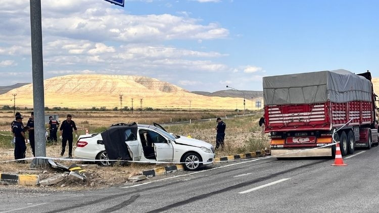Feci kaza… Çankırı'da kamyon ile otomobil çarpıştı: 3 ölü, 2 yaralı