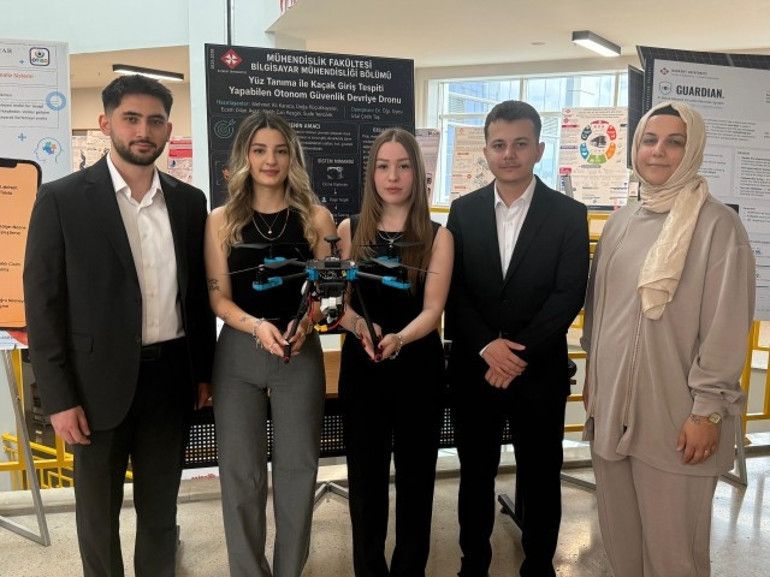 Güvenlikte kör noktaları uçarak kapatacaklar Üniversite öğrencilerinden yüz tanıyan otonom devriye dronu