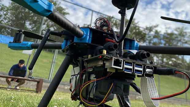 Güvenlikte kör noktaları uçarak kapatacaklar! Üniversite öğrencilerinden yüz tanıyan otonom devriye dronu