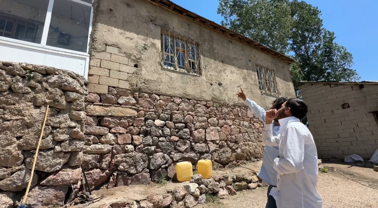 Hakkari’deki Aşağıolukbaşı köyünde yılan istilası: Özmen ailesi kendi evine adım atamaz oldu
