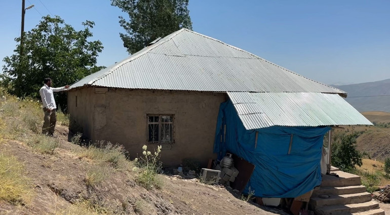 Hakkari’deki Aşağıolukbaşı köyünde yılan istilası: Özmen ailesi kendi evine adım atamaz oldu