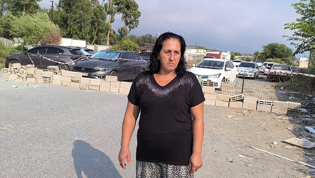 Hatay’da ruhsat krizi! Sahil yolunu duvar ve taşlarla kapattı