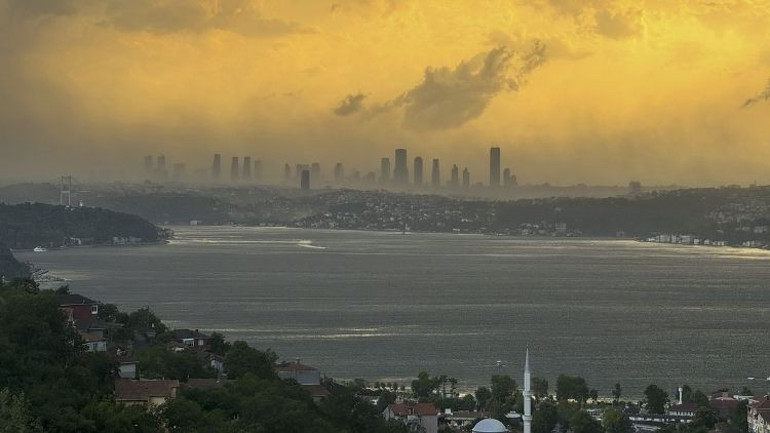 Meteoroloji uyarmıştı... İstanbulda şiddetli fırtına: Çatılar uçtu, ağaçlar devrildi